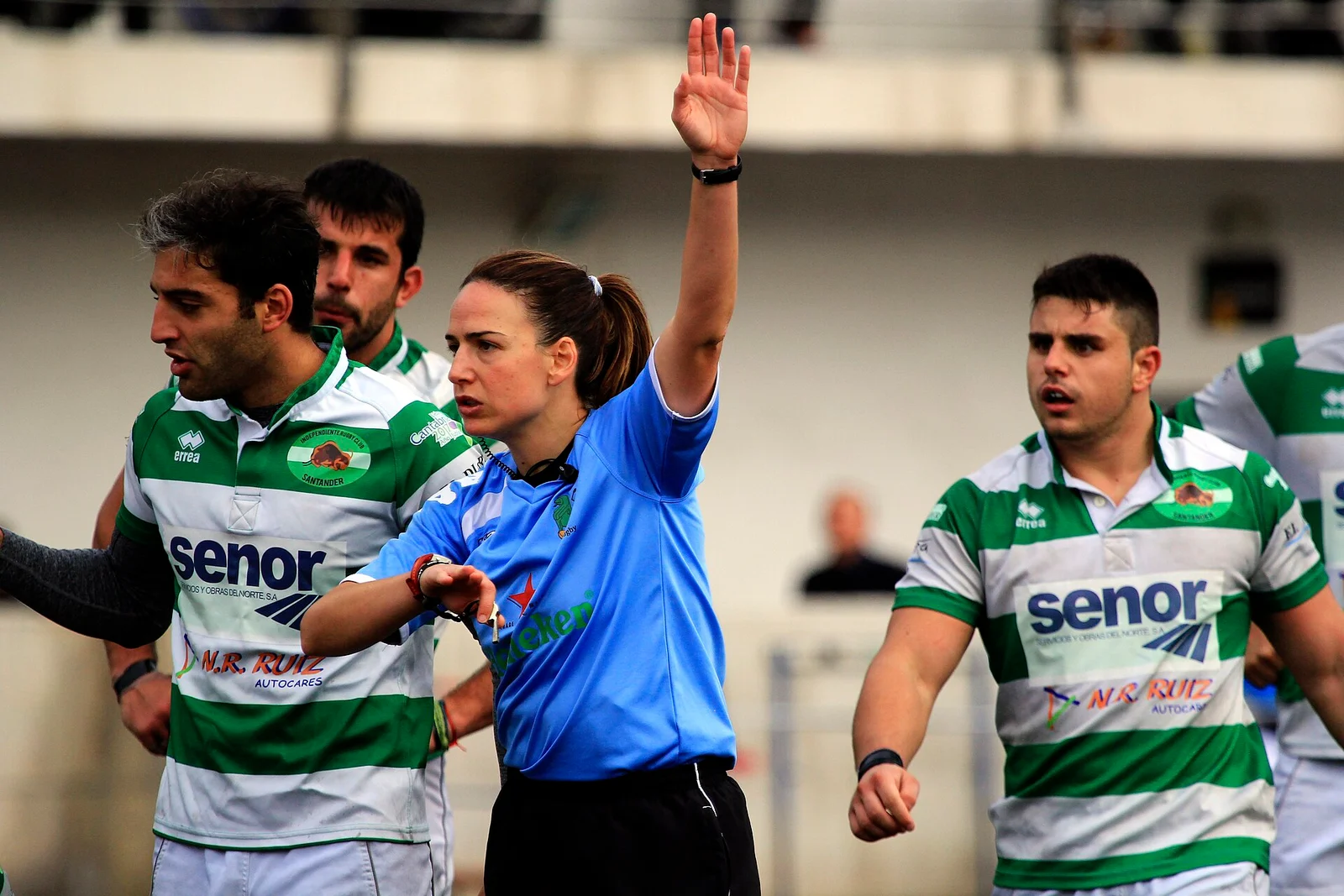 Alhambra Nievas arbitre un match de División de Honor entre Ordizia et SENOR Independiente, le 11 décembre 2016.